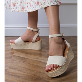 Beige sandaler på Ekozamsz -platformen 2