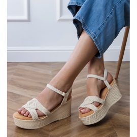 Beige sandaler på platformen med en bundet rem 2