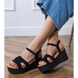 Sorte sandaler på platformen med en bundet rem 2