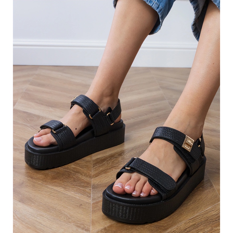 Sorte sandaler på platformen med stropper på velcro 1