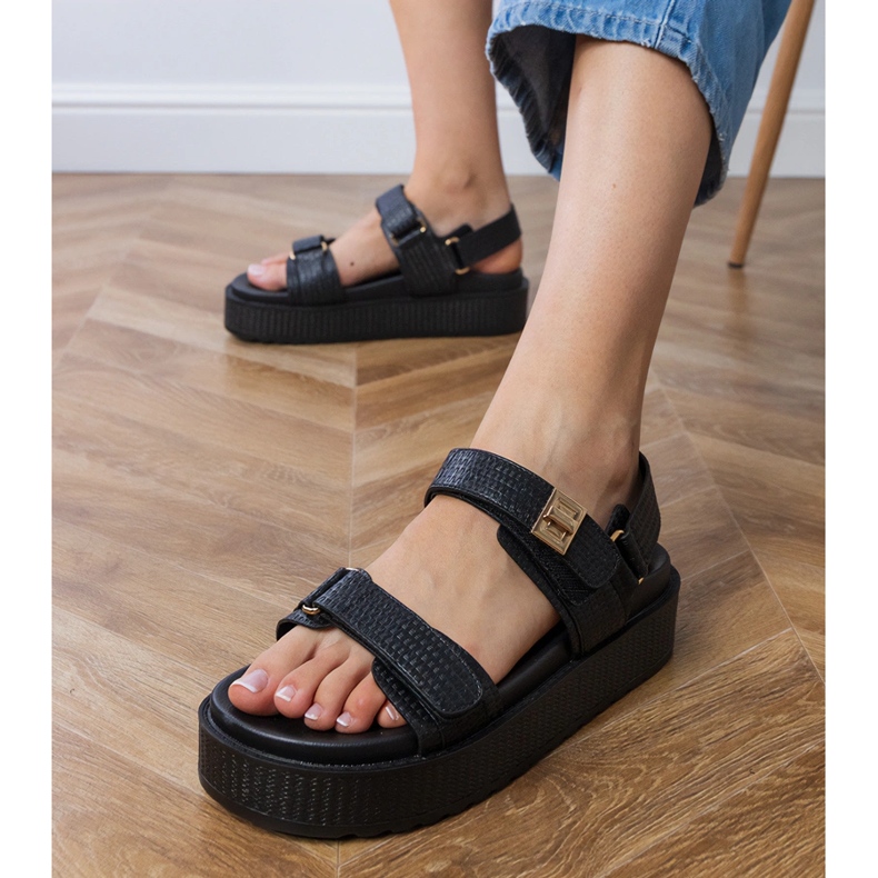 Sorte sandaler på platformen med stropper på velcro 2