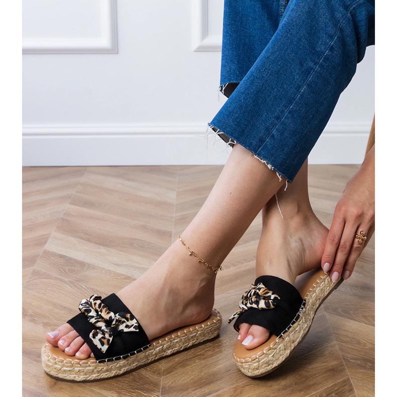 Sorte espadrilles med en bue 1