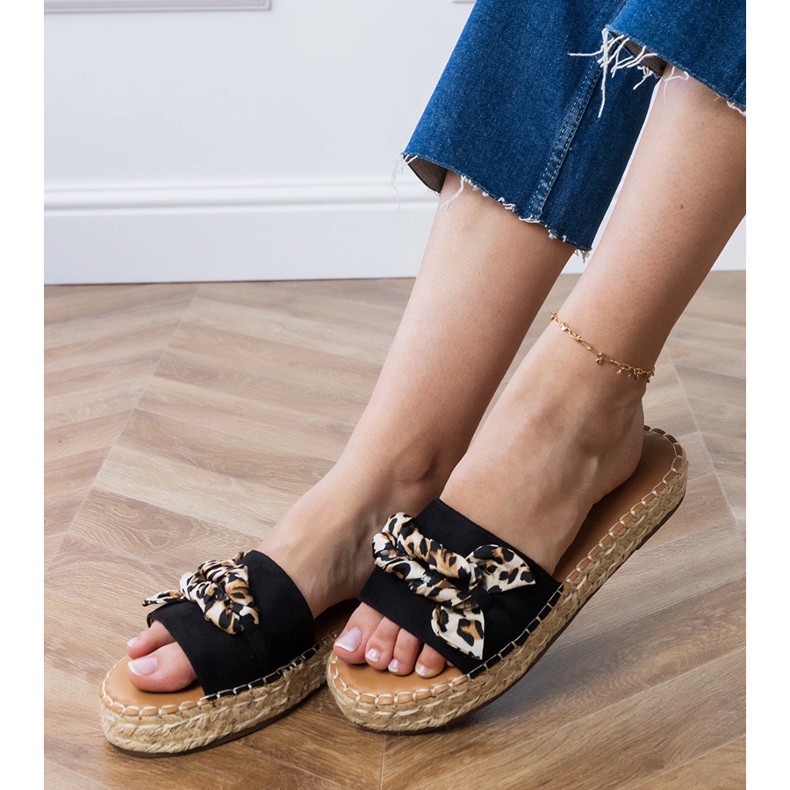 Sorte espadrilles med en bue 2