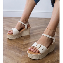 Beige kvinders sandaler med en dekorativ spænde 1