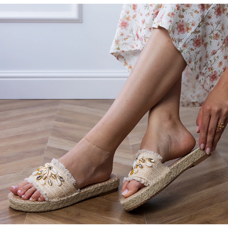 Beige espadrilles med skaller 1