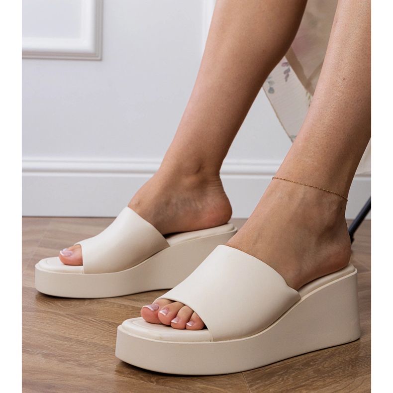 Hvid klassisk flip flops på platformen 1