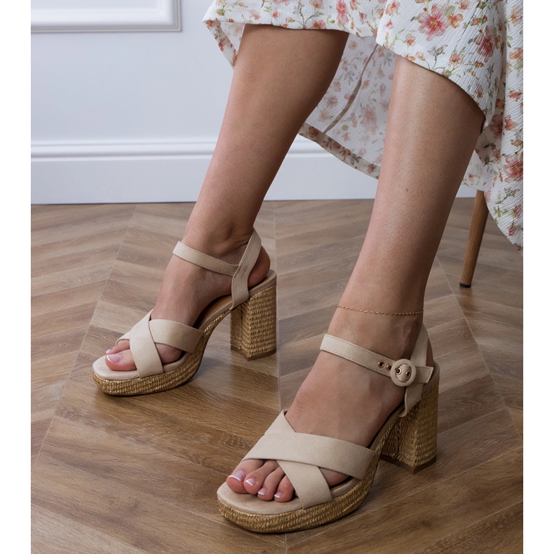 Beige sandaler med striber på stolpen 2