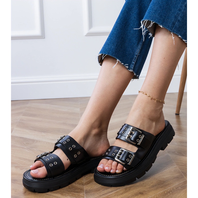 Sort flad flip flops med klemmer på striber 2