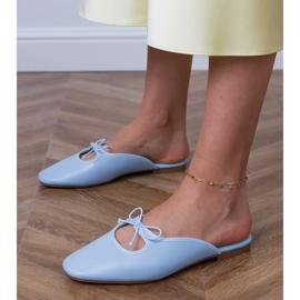 Blå flip -flops bygget på en flad sål 2