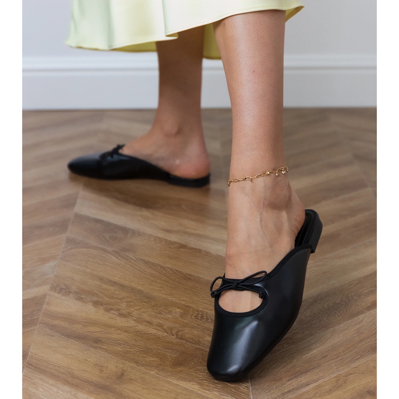 Sort flip -flops bygget på en flad sål 1