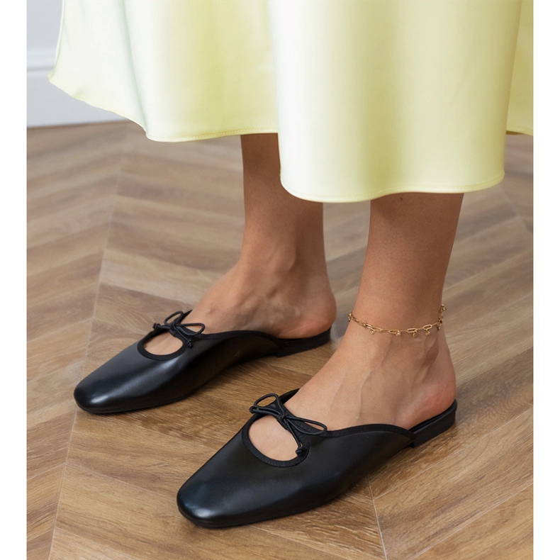 Sort flip -flops bygget på en flad sål 2