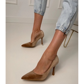 Beige velour pumper på en høj hæl 1