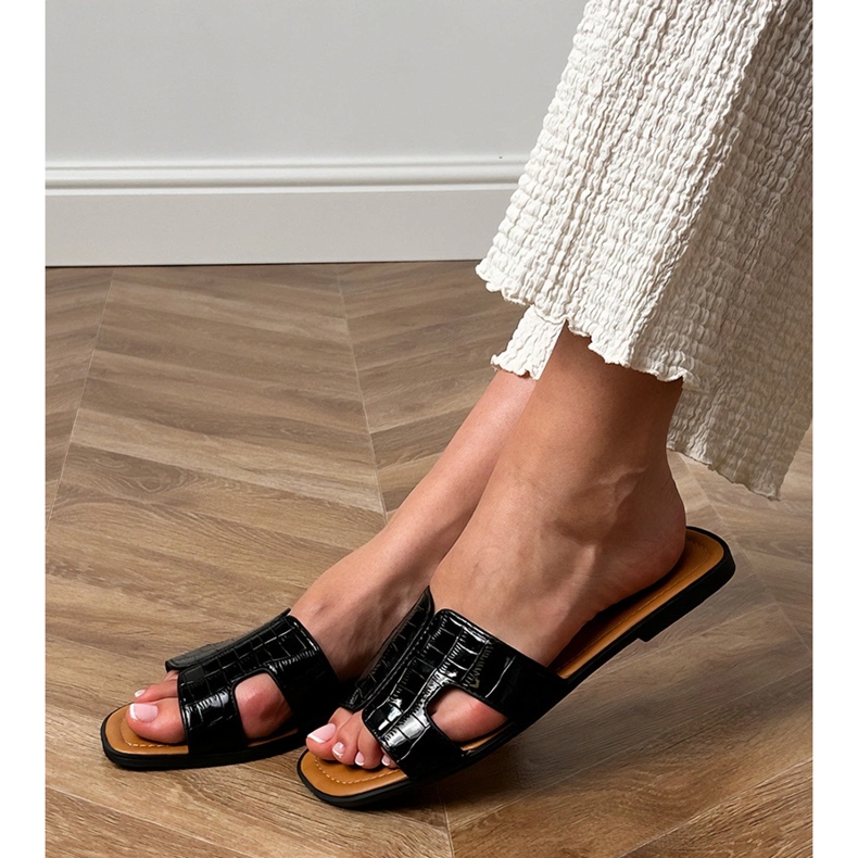 Sort flad flip flops med pressing 1