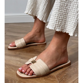 Beige kvinders flip flops med et ornament på bæltet 1