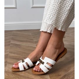 Hvide flip flops med udskæringer på bæltet og gylden dekoration 1