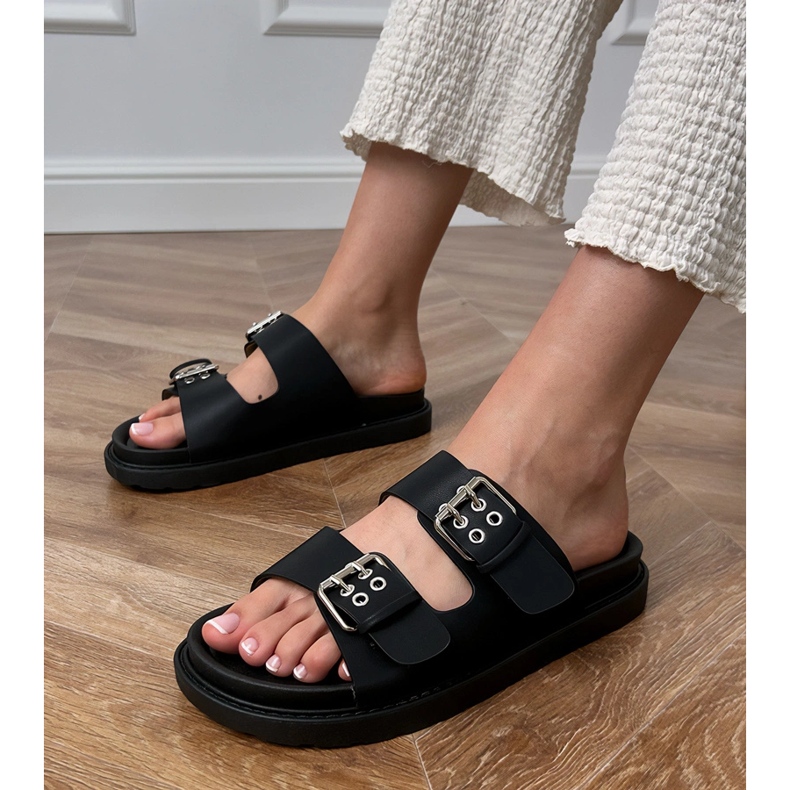 Sort flip flops med klemmer på striber 1