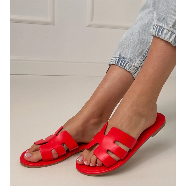 Røde flip -flops dekoreret med udskæringer 1