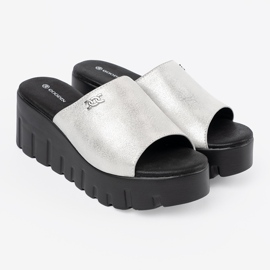 Goodin Sølv flip flops på en sort platform 3