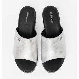 Goodin Sølv flip flops på en sort platform 2