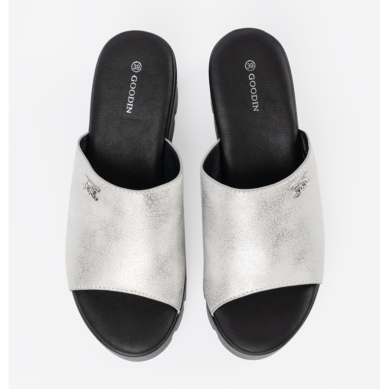 Goodin Sølv flip flops på en sort platform 2