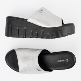Goodin Sølv flip flops på en sort platform 4