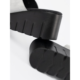 Goodin Sølv flip flops på en sort platform 1
