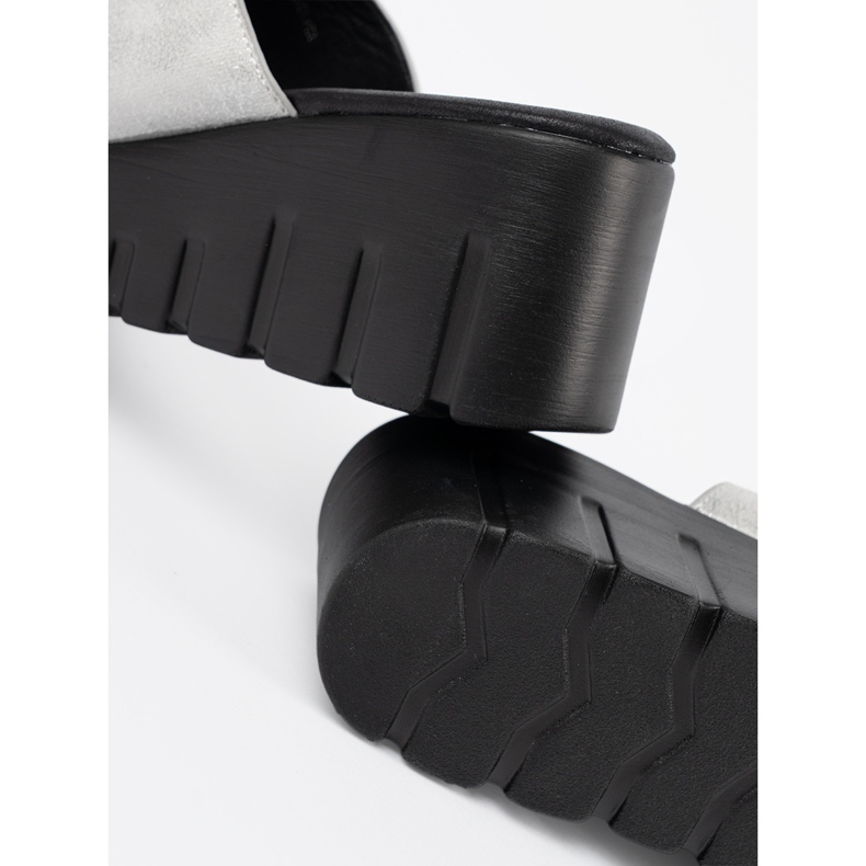 Goodin Sølv flip flops på en sort platform 1