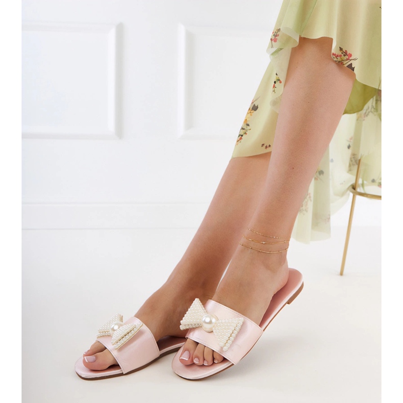 Seastar Beige satin flip flops med en bue i perler 1