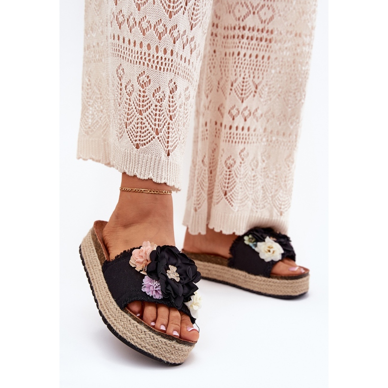 Kvinders flip flops med blomsterplatform med sort fletning 2