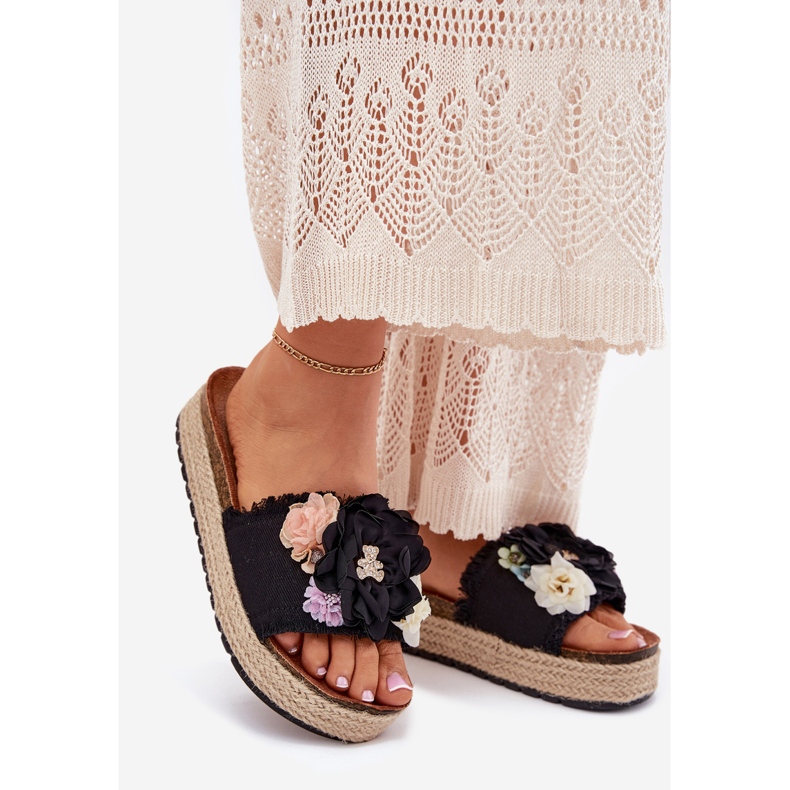 Kvinders flip flops med blomsterplatform med sort fletning 1