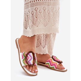 Flade kvinder flip flops med en dekorativ hvid spænde 1