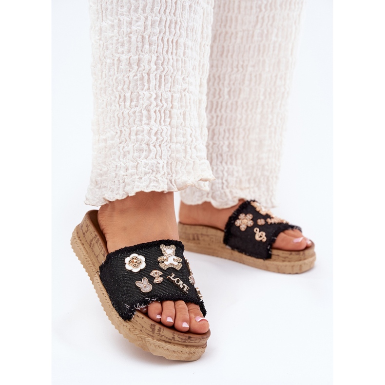 Kvinders flip flops med gyldne stifter på platformen sort 2