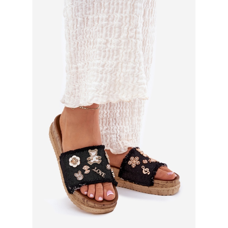 Kvinders flip flops med gyldne stifter på platformen sort 1