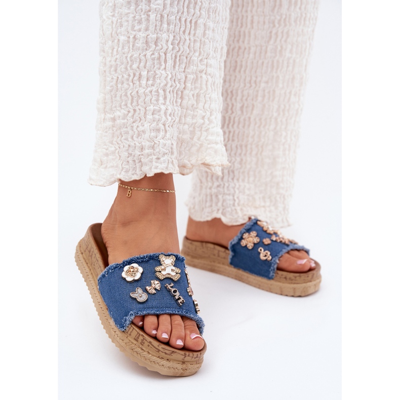 Kvinders flip flops med gyldne stifter på platformens marineblå 2