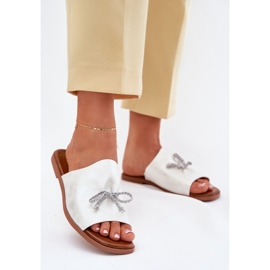 EVento Flat -Hælet kvinder flip flops med en dekorativ sølvbinding 2