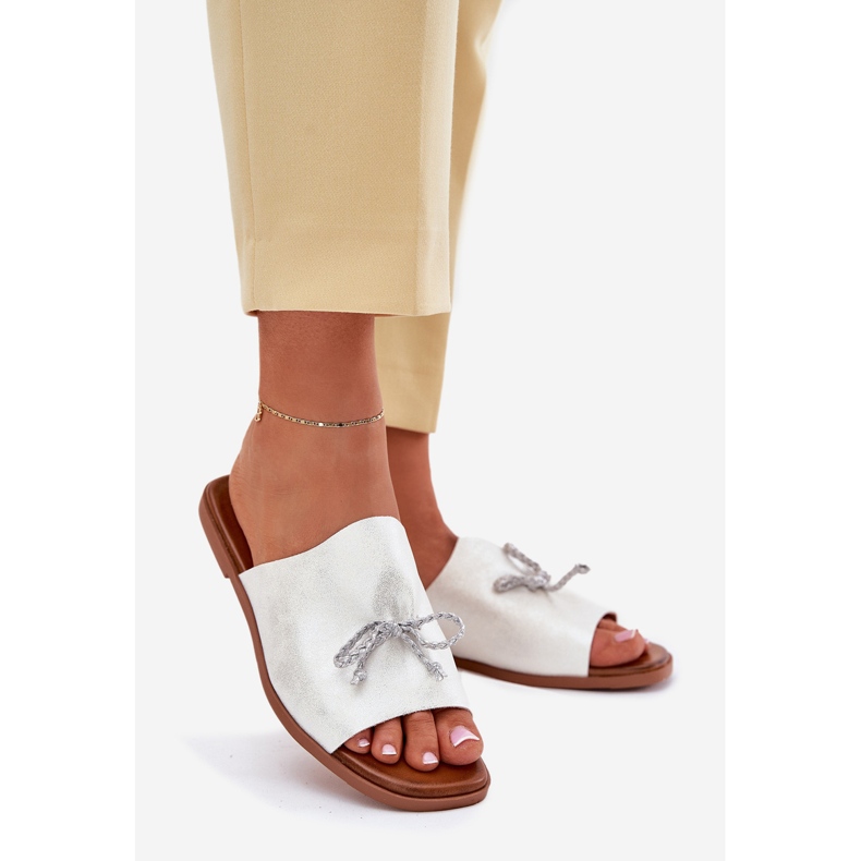EVento Flat -Hælet kvinder flip flops med en dekorativ sølvbinding 1