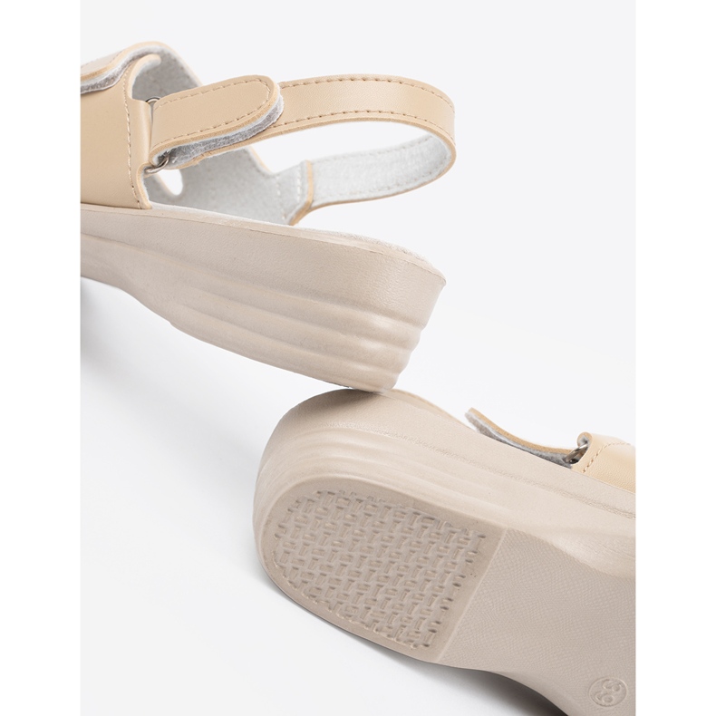 Shelvt Kvinders beige sandaler med læderindsats 1