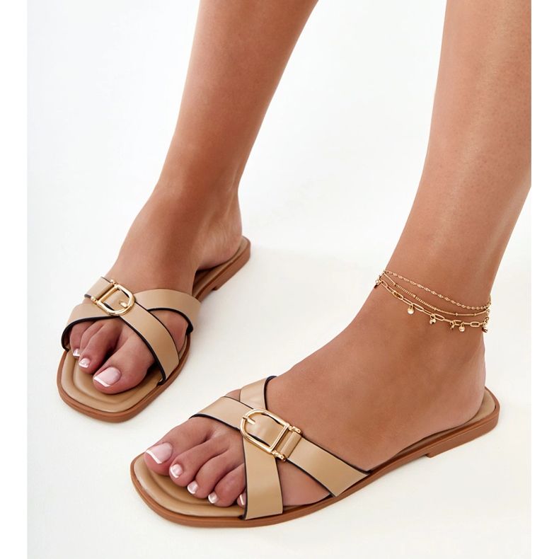 Brun flip -flops med en dekorativ spænde på bæltet 1