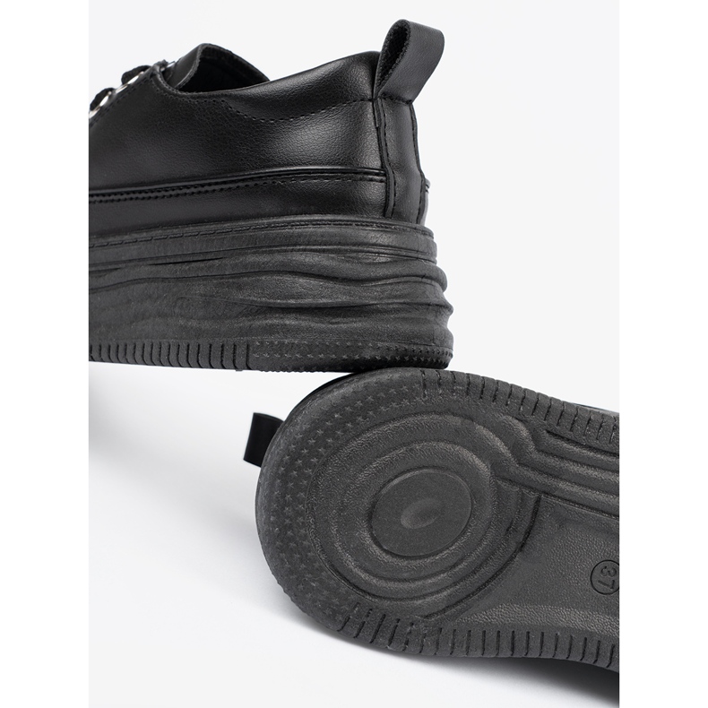 Sorte sneakers på platformen 1