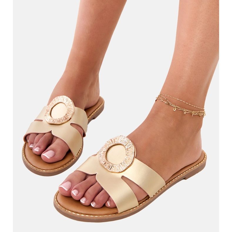 Golden flip flops med et gyldent ornament og udskæringer på bæltet 2