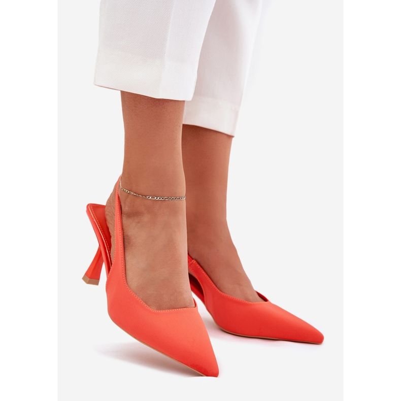 Kvinders sandaler på en orange pin 1