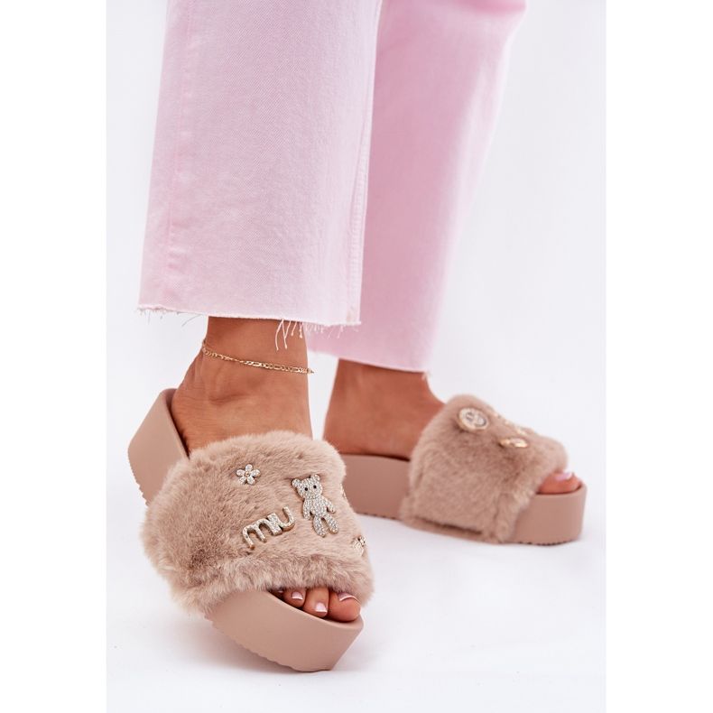 Kvinders flip flops på platform med pels og gyldne stifter beige 2