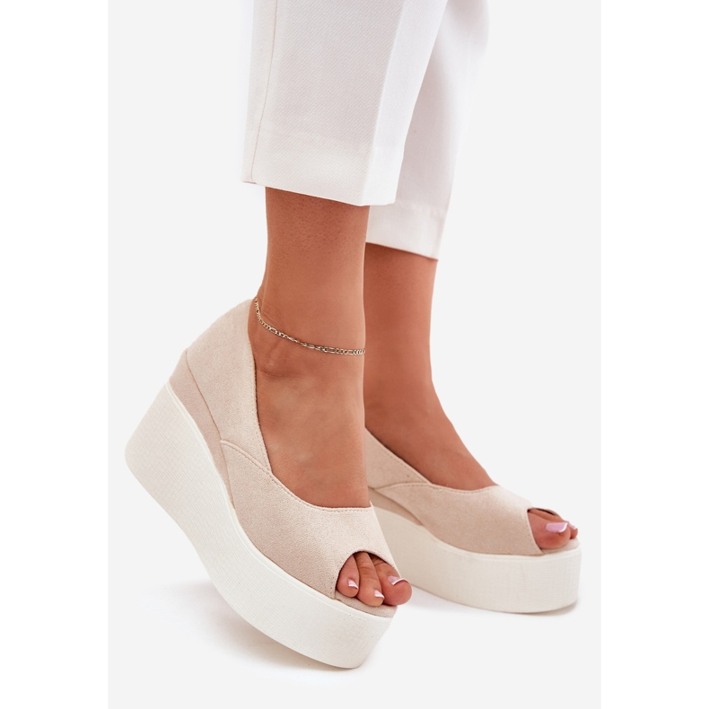 Kvinders sandaler på kile og lys beige platform 1