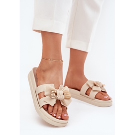 Kvinders flip flops med en bue og en gylden lys kogt broche beige 2