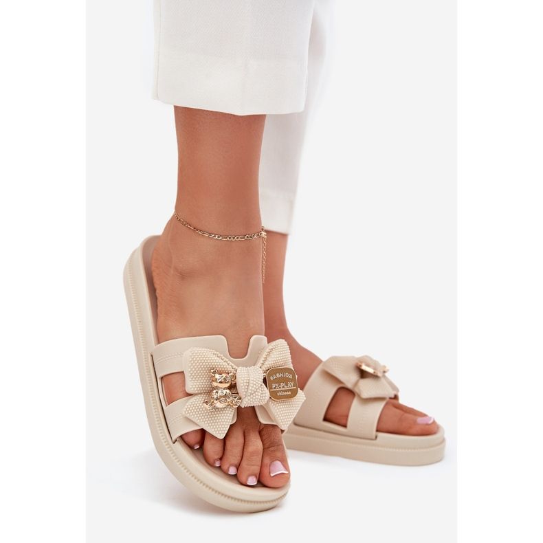Kvinders flip flops med en bue og en gylden lys kogt broche beige 1