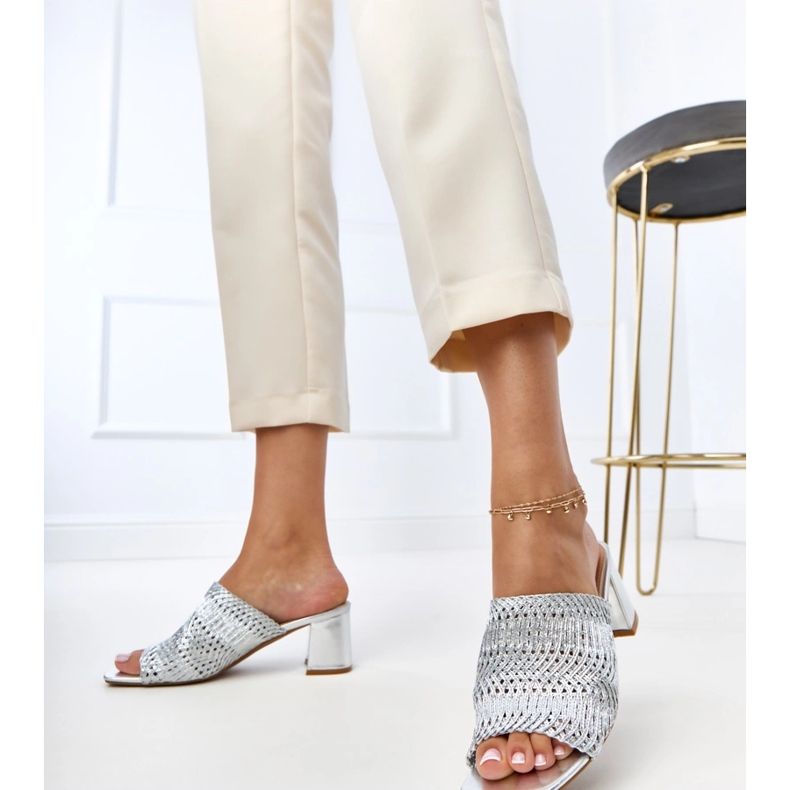 Sølv flip flops på stolpen med flettede gamboa -striber 1