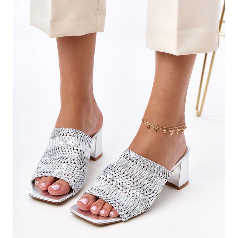 Sølv flip flops på stolpen med flettede gamboa -striber 2