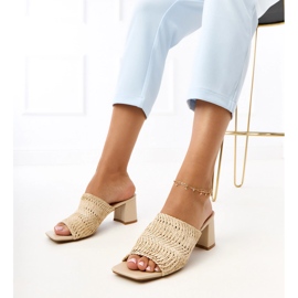 Beige flapper på en stolpe med flettede Gamboa -striber 1