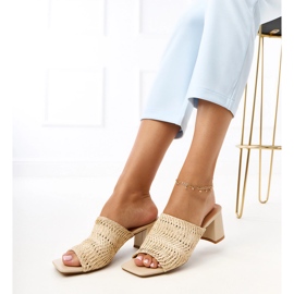 Beige flapper på en stolpe med flettede Gamboa -striber 2