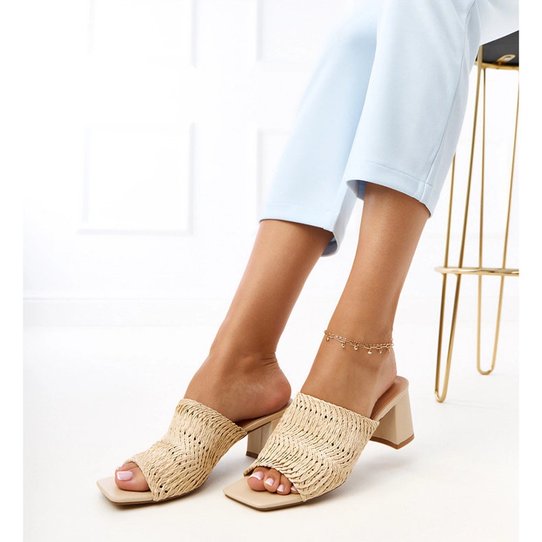 Beige flapper på en stolpe med flettede Gamboa -striber 2